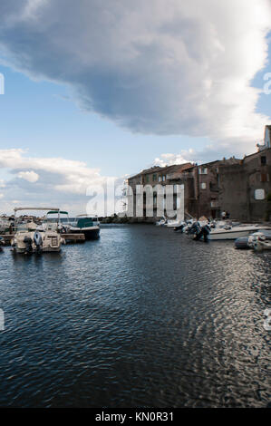 Corse : l'horizon et les bateaux de pêche dans le petit port d'Erbalunga (Haute-Corse), un célèbre village de pêcheurs sur la côte est du Cap Corse Banque D'Images