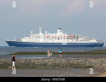 Le navire de croisière le Marco Polo entre dans la mer du Nord à partir de l'Elb Banque D'Images