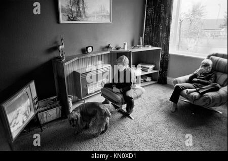 Enfants regardant la télévision TV UK années 1970 vie de famille de classe moyenne à la maison intérieur de la maison 70s Angleterre HOMER SYKES Banque D'Images