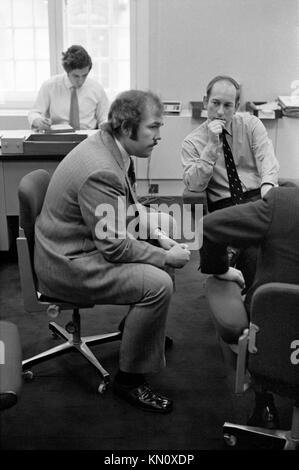 Employés de bureau ayant une réunion interne. 1970s Royaume-Uni. Hommes travaillant dans un bureau années 70 Londres Angleterre 1972. HOMER SYKES Banque D'Images