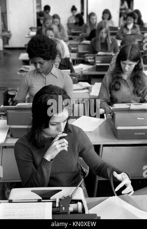 Typing Pool 1970s Royaume-Uni bureau de Londres travail femmes travailleuses 70s Angleterre HOMER SYKES Banque D'Images