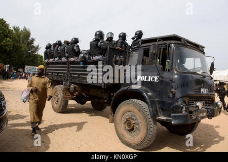 La sauvegarde de la police gambienne armés du Président S.E. Adama Garrot d'une année anniversaire Buffer-Zone au football park à Latrikunda, La Banque D'Images