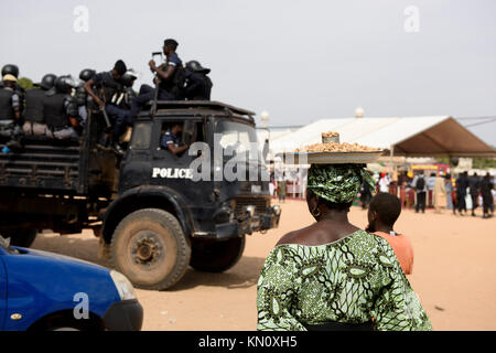 La sauvegarde de la police gambienne armés du Président S.E. Adama Garrot d'une année anniversaire à la Bufa Parc Zone dans Latrikunda, la Gambie. Banque D'Images