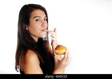 Young woman Eating donut sucré Banque D'Images