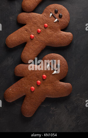 Gingerbread cookies faits maison pour l'halloween sous la forme d'hommes de pain d'épice vampire sur fond de béton foncé. Vue d'en haut. Banque D'Images