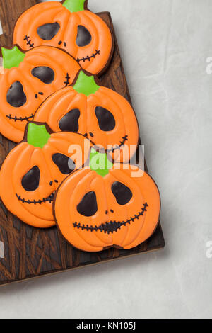 Ginger cookies faits maison en forme de citrouilles pour l'Halloween. Sur le béton léger arrière-plan. Vue d'en haut. Banque D'Images