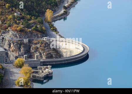 Vue aérienne sur le barrage ou barrage sur le lac de Castillon, utilisé pour produire de l'Hydro-Electric Power, près de Castellane, Provence Banque D'Images