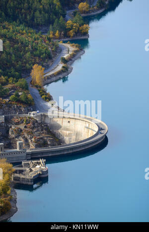 Vue aérienne sur le barrage ou barrage sur le lac de Castillon, utilisé pour produire de l'Hydro-Electric Power, près de Castellane, Provence Banque D'Images