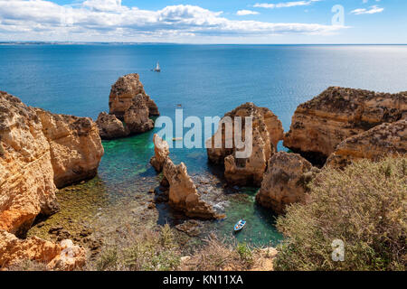 Avis de Ponta da Piedade. Les formations rocheuses le long de la côte près de Lagos, Algarve, Portugal Banque D'Images