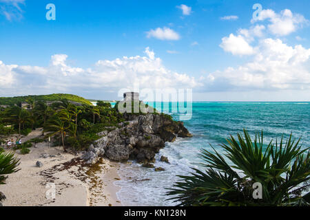 Vue sur le Temple du dieu des vents à Tulum avec la mer des Caraïbes, dans l'arrière-plan. Les ruines mayas de Tulum, péninsule du Yucatan, Mexique Banque D'Images