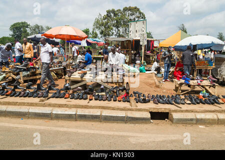 Allsopps marché avec des chaussures en vente sur l'affichage et les gens qui marchent autour de la navigation, Nairobi, Kenya, Afrique de l'Est Banque D'Images