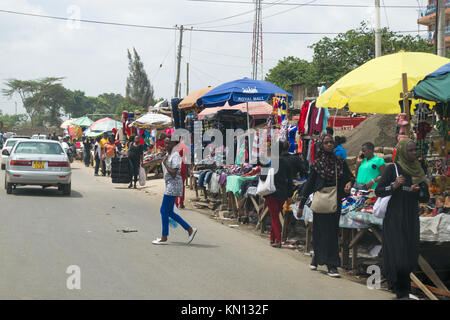 Les petits étals de marché line le côté de la route avec les personnes qui s'y passé, Nairobi, Kenya, Afrique de l'Est Banque D'Images