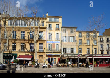 Maisons en rangée, cafés et restaurants sur le côté nord de la rue Cours Mirabeau Aix-en-Provence Provence France Banque D'Images