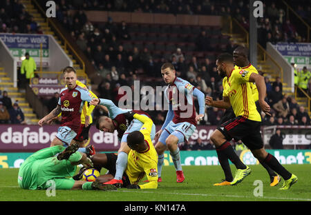 Watford gardien Heurelho Gomes (gauche) revendique la balle aux pieds de Burnley's Johann Berg Gudmundsson au cours de la Premier League match à Turf Moor, Burnley. Banque D'Images