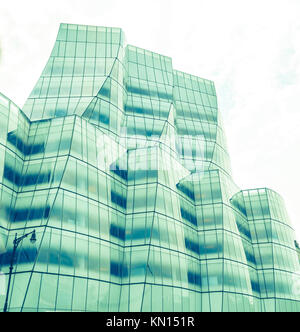 NEW YORK - Le 13 juin : voir d'IAC La façade de l'immeuble le 10 juin 2015 à New York. L'IAC Building, le siège d'InterActiveCorp est un Frank Gehry- Banque D'Images