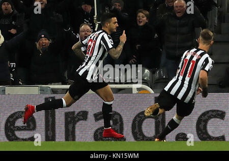 Joselu (à gauche) de Newcastle United célèbre le premier but de sa partie lors du match de la Premier League à St James' Park, Newcastle. APPUYEZ SUR ASSOCIATION photo. Date de la photo: Samedi 9 décembre 2017. Voir PA Story FOOTBALL Newcastle. Le crédit photo devrait se lire: Owen Humphreys/PA Wire. RESTRICTIONS : aucune utilisation avec des fichiers audio, vidéo, données, listes de présentoirs, logos de clubs/ligue ou services « en direct » non autorisés. Utilisation en ligne limitée à 75 images, pas d'émulation vidéo. Aucune utilisation dans les Paris, les jeux ou les publications de club/ligue/joueur unique. Banque D'Images