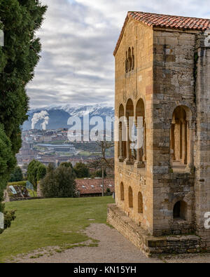 Pre-Romanesque église du huitième siècle, Santa Maria del Naranco, ancien palais que le roi Ramiro J'avais construit à Oviedo, capitale du royaume de Banque D'Images