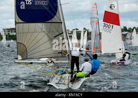 Les enfants participant à l'Australian High School combiné championnats de voile 2013. Lake Macquarie. L'Australie. Jeunes concurrents couru en dériveurs. Banque D'Images