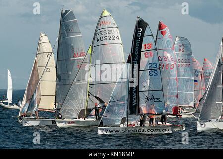 Les enfants participant à l'Australian High School combiné championnats de voile 2013. Lake Macquarie. L'Australie. Jeunes concurrents des courses pour dériveurs Banque D'Images