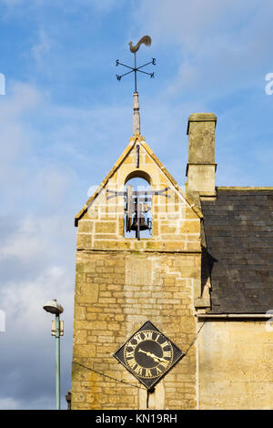 Couvre-feu du 17e siècle Clocher avec horloge et girouette est le plus ancien bâtiment de la ville. Moreton-in-Marsh, Gloucestershire, Cotswolds, England, UK Banque D'Images