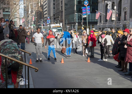 Les spectacles de danse acrobatique athlétique pour les dons sur la Cinquième Avenue à Manhattan, New York City.dons, mopney Banque D'Images