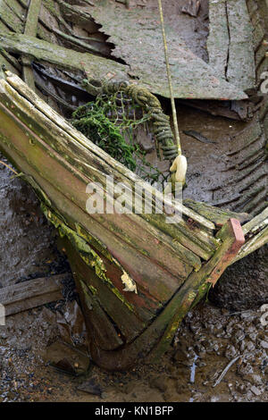 Les vestiges d'une vieille carcasse ou naufragés gisant dans la boue du bateau à marée basse sur le fleuve medina à Newport sur l'île de Wight. Rotten ou en décomposition. Banque D'Images