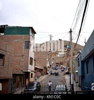 Les bâtiments des bidonvilles de colline à la périphérie de Lima, Pérou Banque D'Images