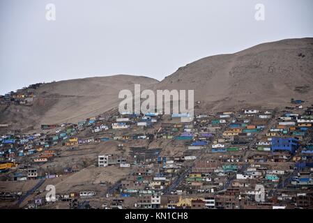 Les bâtiments des bidonvilles de colline à la périphérie de Lima, Pérou Banque D'Images