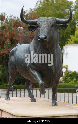 Bull statue en Plaseo Blas Infante, Ronda, Espagne Banque D'Images