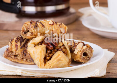 Libre d'assortiments de baklava sur une plaque blanche Banque D'Images