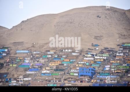 Les bâtiments des bidonvilles de colline à la périphérie de Lima, Pérou Banque D'Images