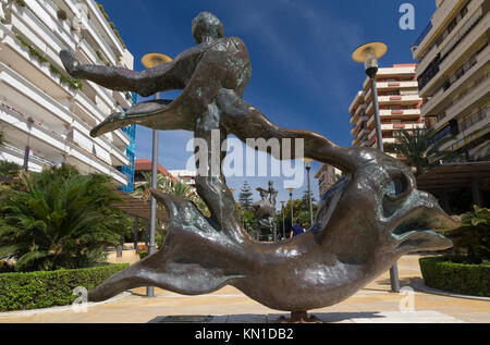 Hombre Sobre Delfín (l'homme au-dessus de dauphin) : l'une des sculptures de Salvador Dali dans l'Avenida del Mar, Marbella, Espagne Banque D'Images