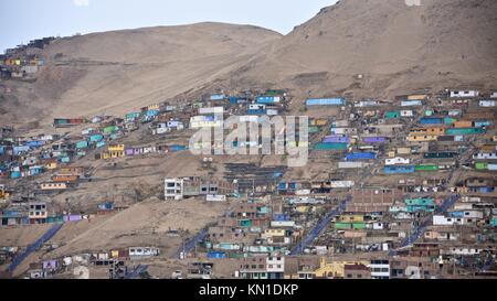 Les bâtiments des bidonvilles de colline à la périphérie de Lima, Pérou Banque D'Images