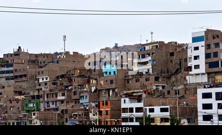 Les bâtiments des bidonvilles de colline à la périphérie de Lima, Pérou Banque D'Images