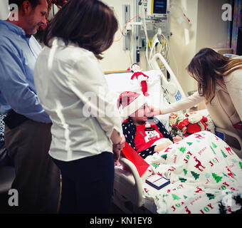 La première dame des États-Unis Melania Trump, à droite, discute avec un enfant lors d'une visite de Noël au Centre médical national pour enfants le 7 décembre 2017, à Washington, DC. Banque D'Images