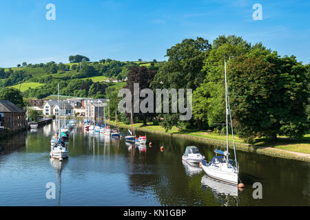 Yachts et bateaux sur la rivière dart dans la ville de Totnes, Devon, Angleterre, Grande-Bretagne, Royaume-Uni. Banque D'Images