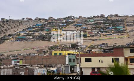 Les bâtiments des bidonvilles de colline à la périphérie de Lima, Pérou Banque D'Images