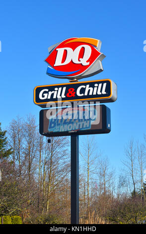 Le Dairy Queen signe avec le logo et DQ Grill & Chill en dessous. Le CV est un fast-food qui a des grillades tels que des hamburgers et des glaces cr Banque D'Images