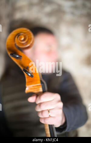 Jouer et tester Pegasus violoncelle à Crémone en Italie par luthier luthier Vladimiro Cubanzi de La Casa del Violino Banque D'Images