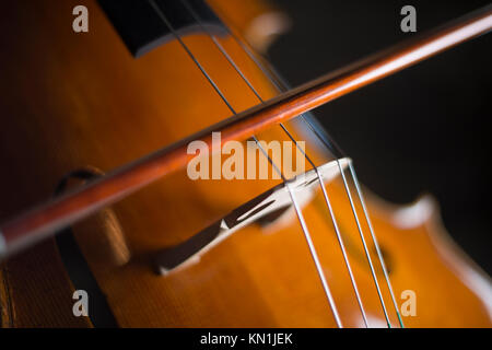 Jouer et tester Pegasus violoncelle à Crémone en Italie par luthier luthier Vladimiro Cubanzi de La Casa del Violino Banque D'Images