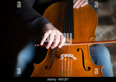 Jouer et tester Pegasus violoncelle à Crémone en Italie par luthier luthier Vladimiro Cubanzi de La Casa del Violino Banque D'Images