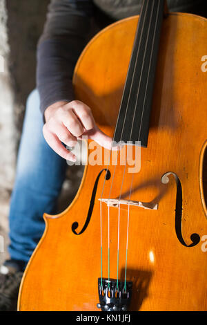 Jouer et tester Pegasus violoncelle à Crémone en Italie par luthier luthier Vladimiro Cubanzi de La Casa del Violino Banque D'Images