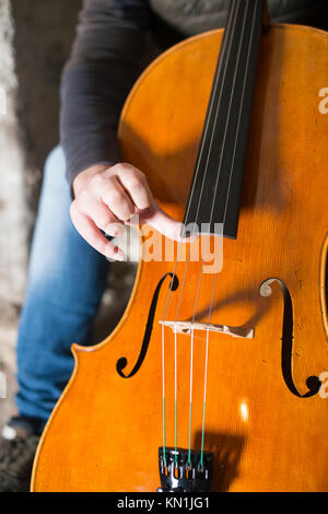 Jouer et tester Pegasus violoncelle à Crémone en Italie par luthier luthier Vladimiro Cubanzi de La Casa del Violino Banque D'Images