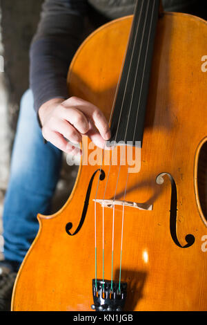 Jouer et tester Pegasus violoncelle à Crémone en Italie par luthier luthier Vladimiro Cubanzi de La Casa del Violino Banque D'Images
