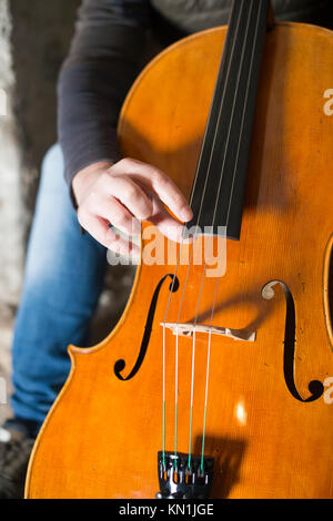 Jouer et tester Pegasus violoncelle à Crémone en Italie par luthier luthier Vladimiro Cubanzi de La Casa del Violino Banque D'Images