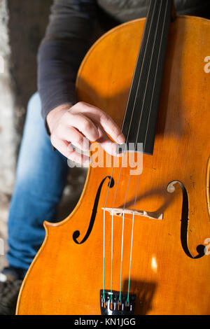 Jouer et tester Pegasus violoncelle à Crémone en Italie par luthier luthier Vladimiro Cubanzi de La Casa del Violino Banque D'Images