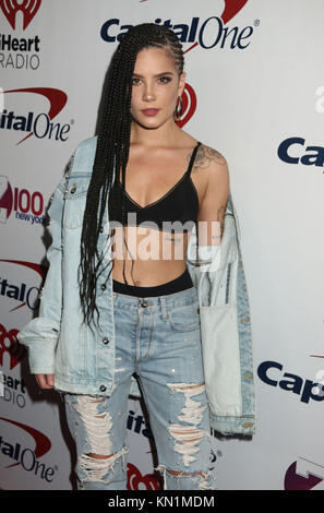 New York City, New York, États-Unis. 8 décembre 2017. La chanteuse HALSEY assiste au tapis rouge Jingle Ball de Z100 de 2017 tenu au Madison Square Garden. Crédit : Nancy Kaszerman/ZUMA Wire/Alamy Live News Banque D'Images