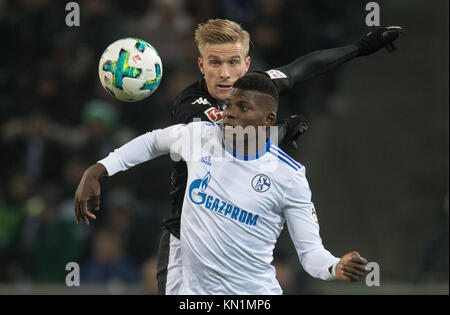 Moenchengladbach, Allemagne. 09Th Dec, 2017. Oscar Wendt de Moenchengladbach Vincenzo (B) en action contre la grosse Caye Breel Schalke lors de la Bundesliga match de foot entre Borussia Moenchengladbach et le FC Schalke 04 Borussia Park dans le stadium de Moenchengladbach, Allemagne, 09 décembre 2017. (CONDITIONS D'EMBARGO - ATTENTION : En raison de la lignes directrices d'accréditation, le LDF n'autorise la publication et l'utilisation de jusqu'à 15 photos par correspondance sur internet et dans les médias en ligne pendant le match.) Crédit : Bernd Thissen/dpa/Alamy Live News Banque D'Images