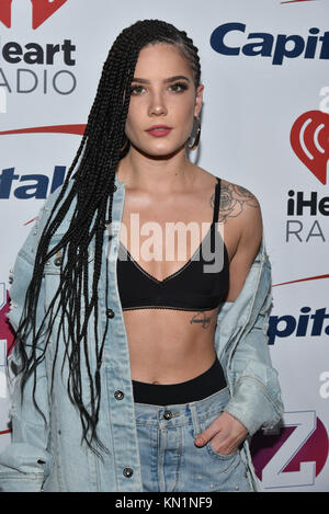 Halsey assiste à la Z100's Jingle Ball 2017 Salle de presse le 8 décembre 2017 à New York. Banque D'Images