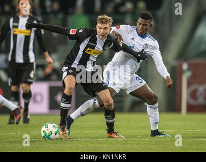 Moenchengladbach, Allemagne. 09Th Dec, 2017. De Moenchengladbach Christoph Kramer (L) et la grosse Caye Breel Schalke rivalisent pour le ballon pendant le match de football Bundesliga allemande entre Borussia Moenchengladbach et le FC Schalke 04 Borussia Park dans le stadium de Moenchengladbach, Allemagne, 09 décembre 2017. (CONDITIONS D'EMBARGO - ATTENTION : En raison de la lignes directrices d'accréditation, le LDF n'autorise la publication et l'utilisation de jusqu'à 15 photos par correspondance sur internet et dans les médias en ligne pendant le match.) Crédit : Bernd Thissen/dpa/Alamy Live News Banque D'Images